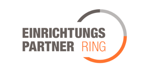 complAIzer Logo des Einrichtungs Partner Rings mit dem Firmennamen in fetten Buchstaben neben einem Teilringdesign mit orangefarbenen und grauen Segmenten. nextgencomplaince